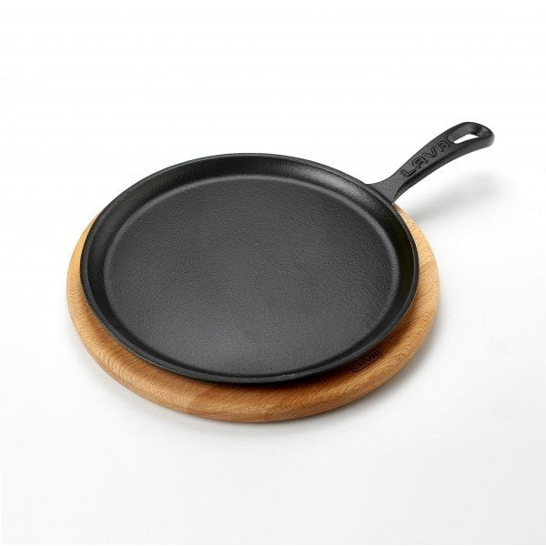 LAVA DÖKÜM KREP / PİZZA / PANCAKE TAVASI, YUVARLAK, METAL SAPLI VE AHŞAP ALTLIKLI. ÇAP(Ø)26CM.